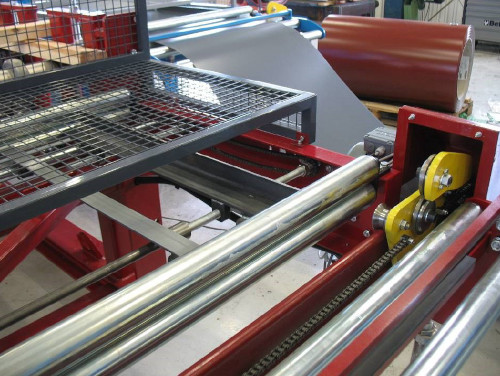 The pre-cutter will cut the last sheet of the production at the entry of the machine to minimize waste