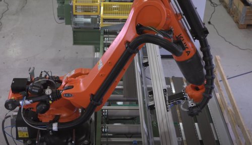 Robot packing wall panels